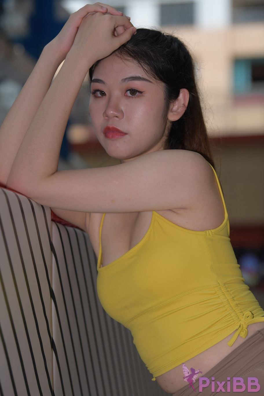 Featured Street Photography Works No.6032 Beautiful beauty in yellow suspenders and super tight pants PixiBB.COM 263
