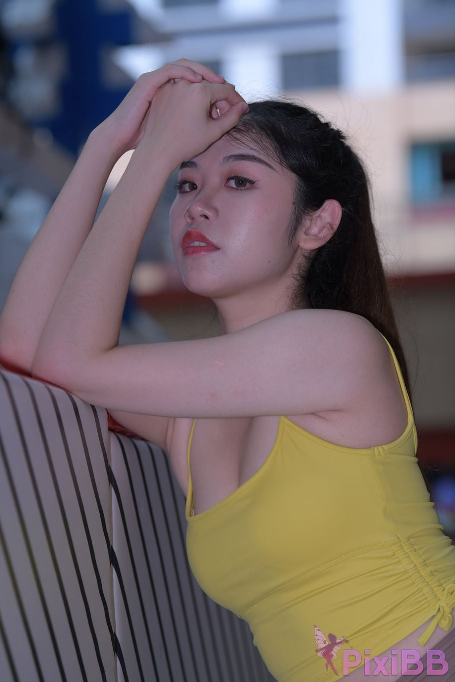 Featured Street Photography Works No.6032 Beautiful beauty in yellow suspenders and super tight pants PixiBB.COM 264