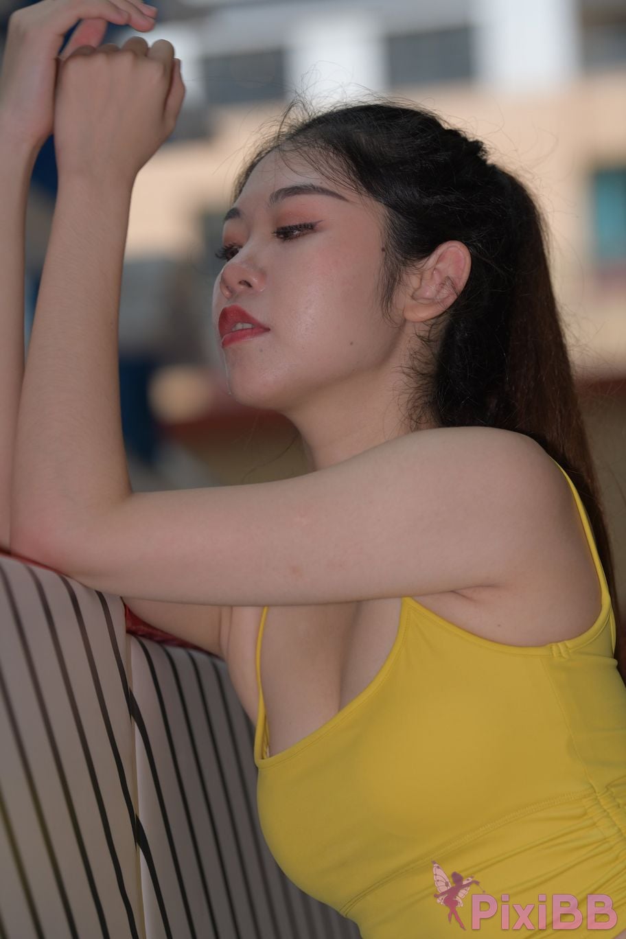 Featured Street Photography Works No.6032 Beautiful beauty in yellow suspenders and super tight pants PixiBB.COM 265