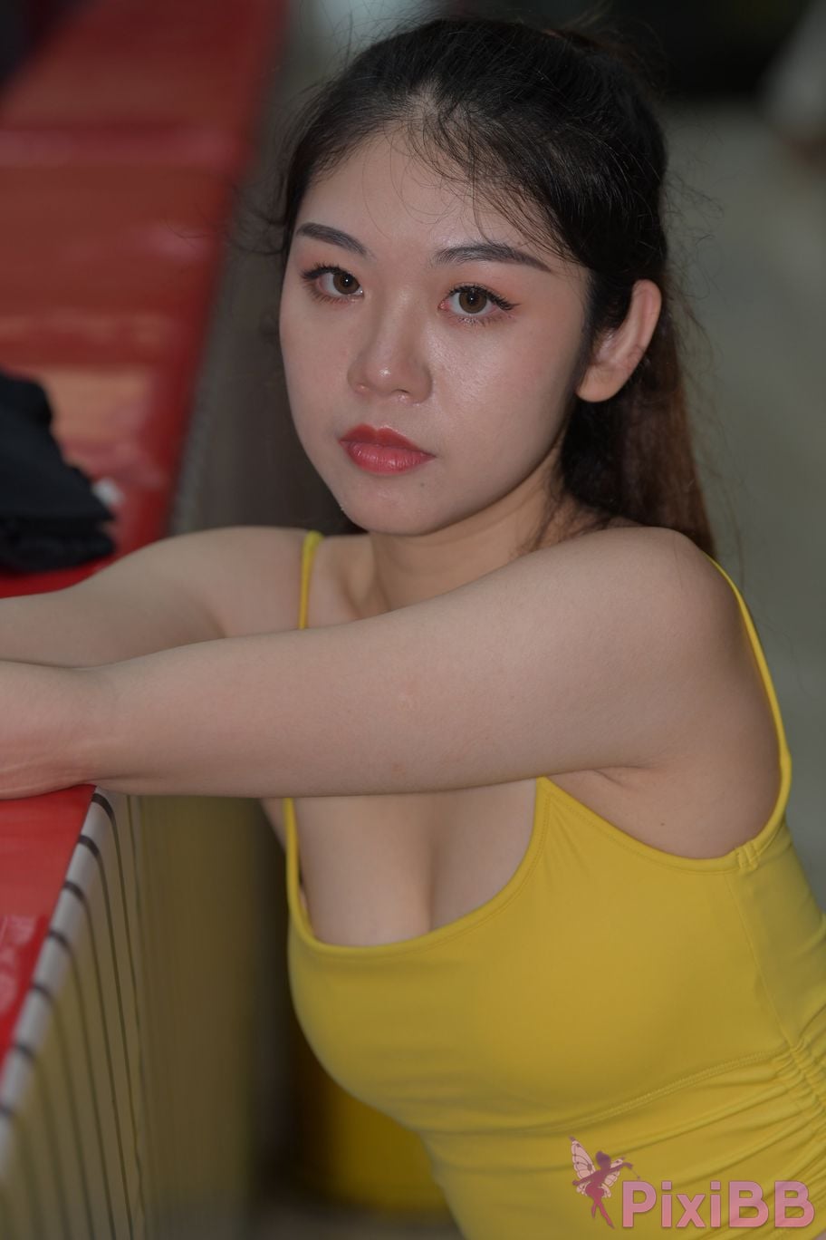 Featured Street Photography Works No.6032 Beautiful beauty in yellow suspenders and super tight pants PixiBB.COM 267