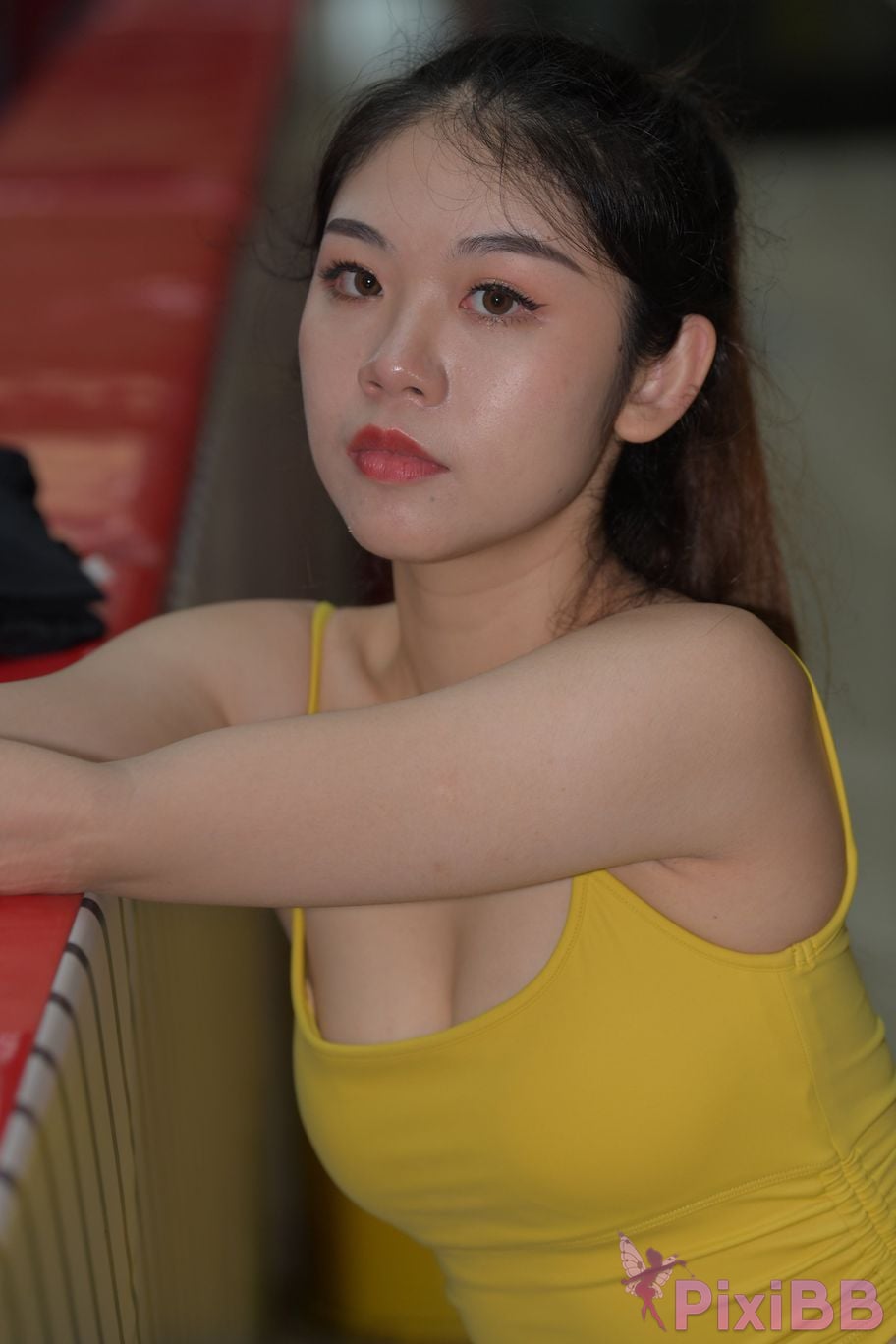 Featured Street Photography Works No.6032 Beautiful beauty in yellow suspenders and super tight pants PixiBB.COM 268
