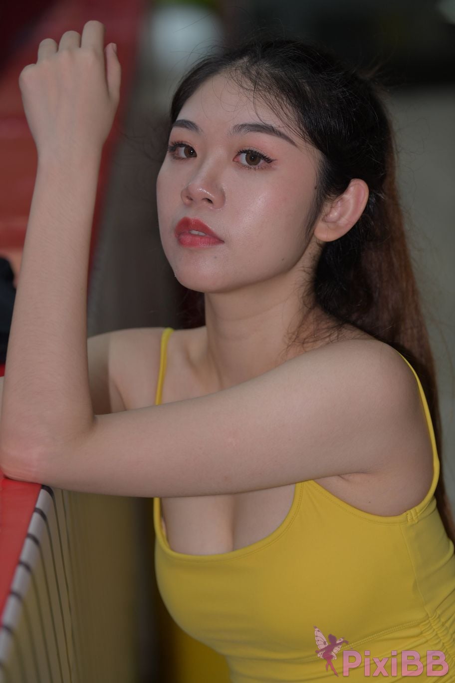 Featured Street Photography Works No.6032 Beautiful beauty in yellow suspenders and super tight pants PixiBB.COM 269
