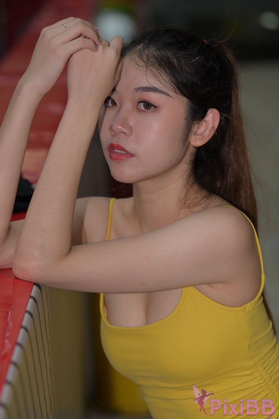 Featured Street Photography Works No.6032 Beautiful beauty in yellow suspenders and super tight pants PixiBB.COM 271