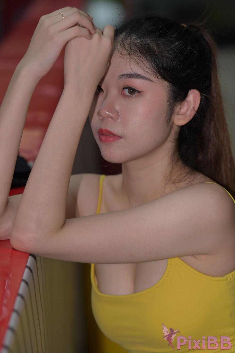 Featured Street Photography Works No.6032 Beautiful beauty in yellow suspenders and super tight pants PixiBB.COM 272
