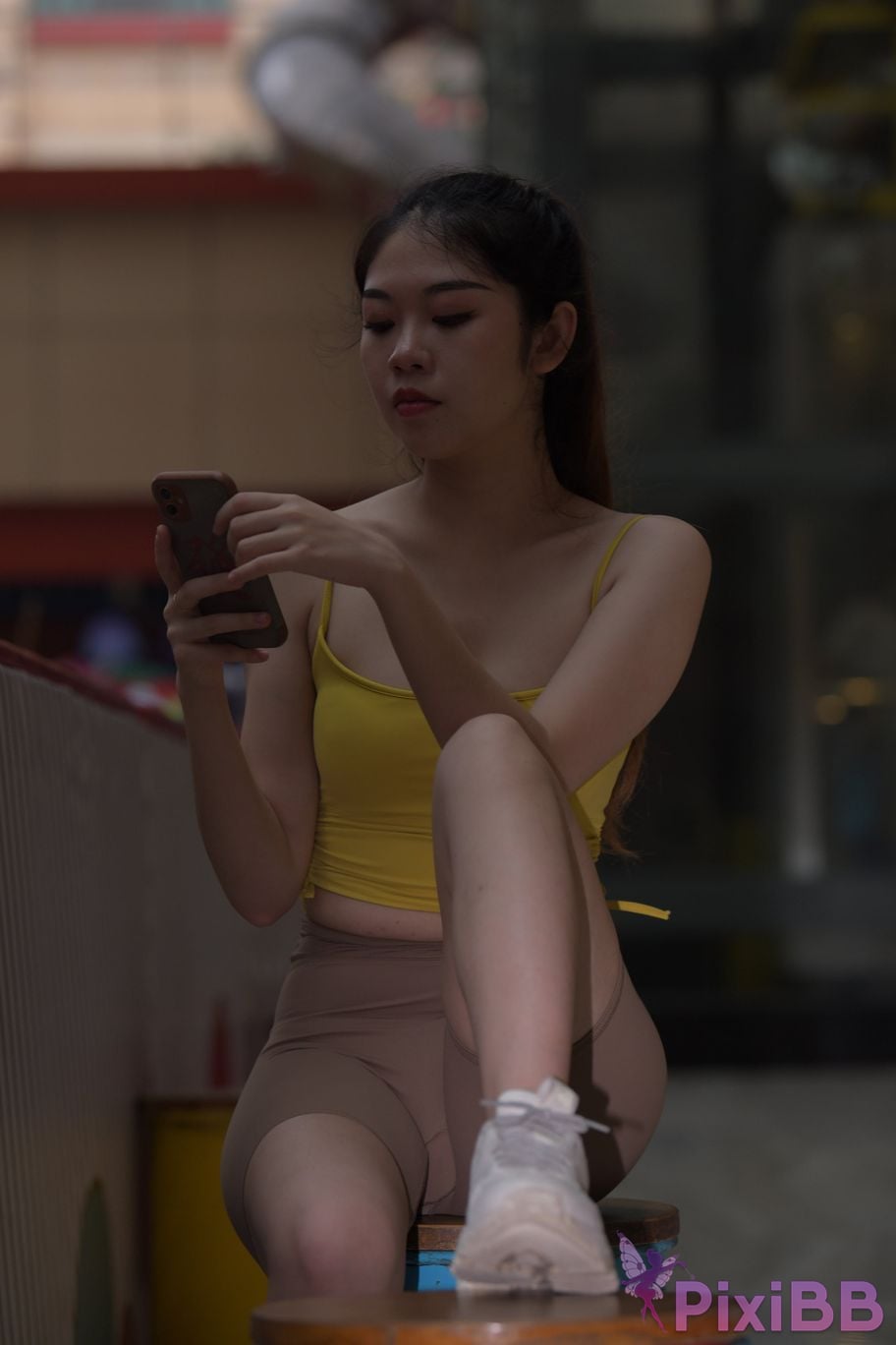 Featured Street Photography Works No.6032 Beautiful beauty in yellow suspenders and super tight pants PixiBB.COM 275