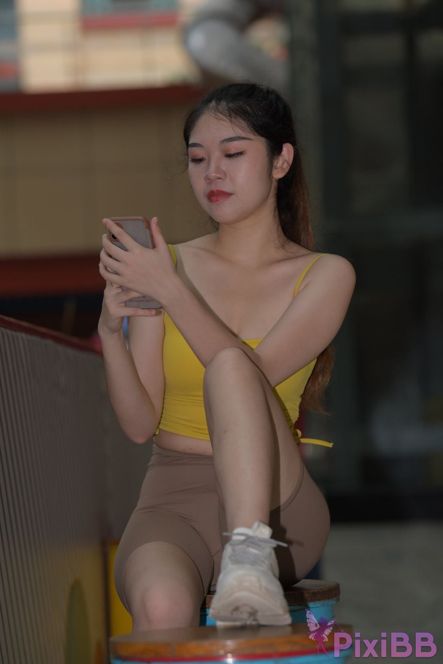 Featured Street Photography Works No.6032 Beautiful beauty in yellow suspenders and super tight pants PixiBB.COM 276