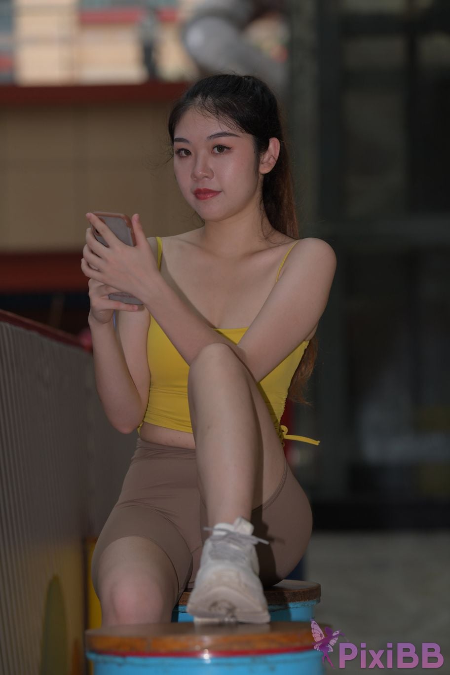 Featured Street Photography Works No.6032 Beautiful beauty in yellow suspenders and super tight pants PixiBB.COM 277