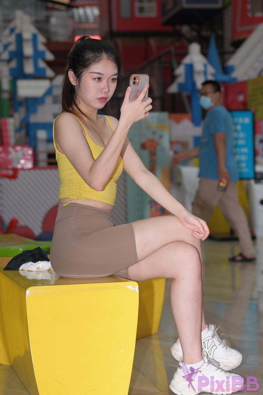 Featured Street Photography Works No.6032 Beautiful beauty in yellow suspenders and super tight pants PixiBB.COM 291