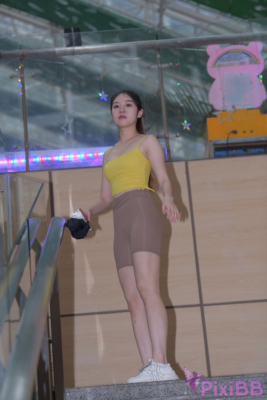 Featured Street Photography Works No.6032 Beautiful beauty in yellow suspenders and super tight pants PixiBB.COM 330