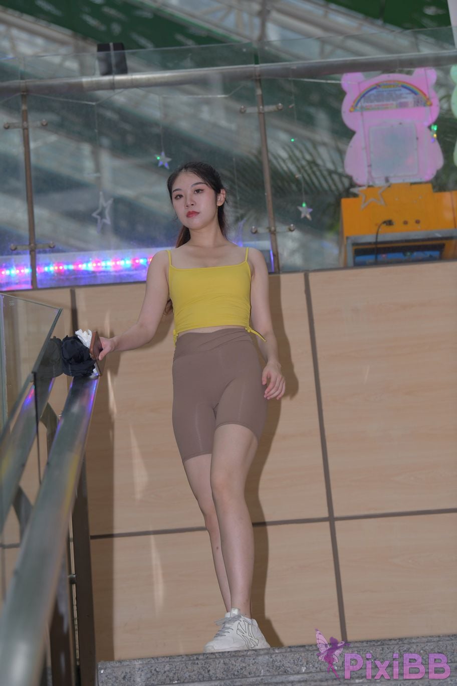 Featured Street Photography Works No.6032 Beautiful beauty in yellow suspenders and super tight pants PixiBB.COM 331