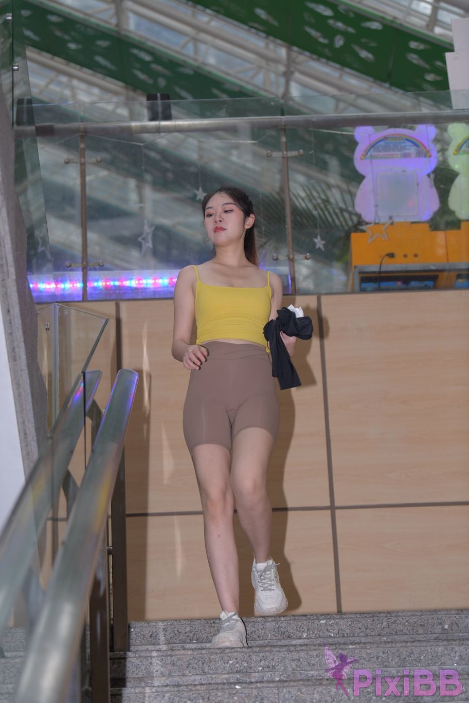 Featured Street Photography Works No.6032 Beautiful beauty in yellow suspenders and super tight pants PixiBB.COM 333