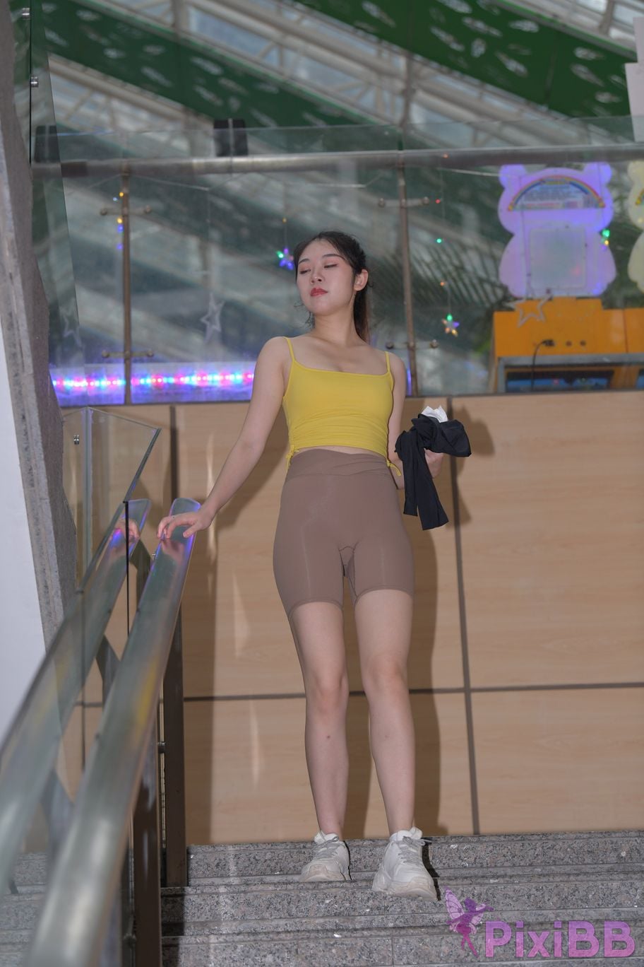 Featured Street Photography Works No.6032 Beautiful beauty in yellow suspenders and super tight pants PixiBB.COM 334