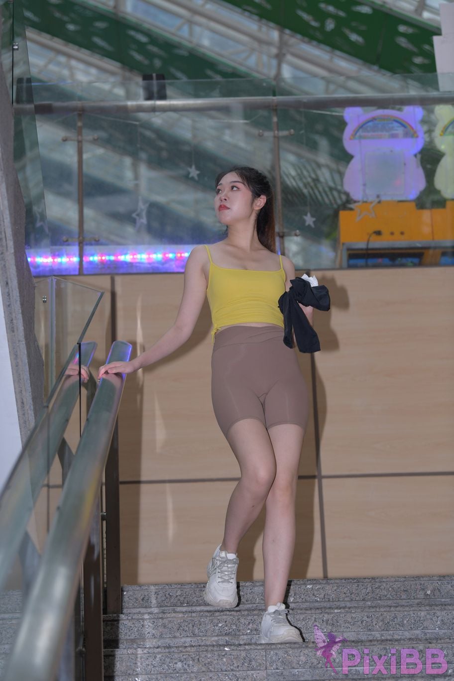 Featured Street Photography Works No.6032 Beautiful beauty in yellow suspenders and super tight pants PixiBB.COM 335