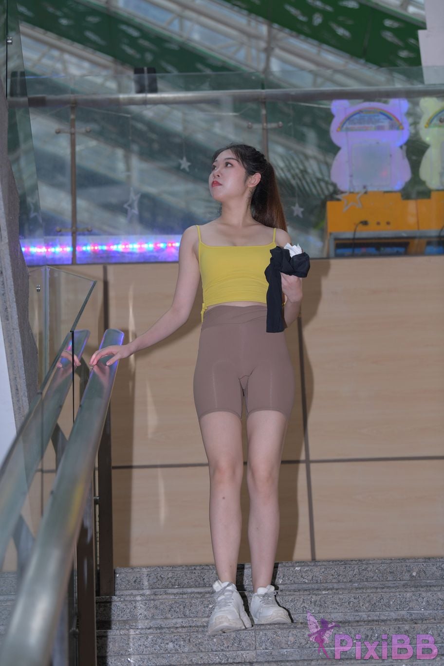 Featured Street Photography Works No.6032 Beautiful beauty in yellow suspenders and super tight pants PixiBB.COM 336