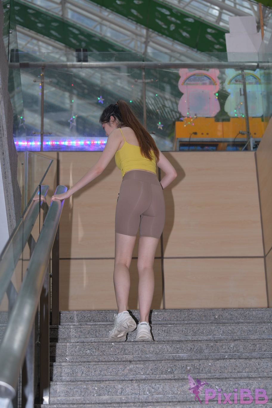 Featured Street Photography Works No.6032 Beautiful beauty in yellow suspenders and super tight pants PixiBB.COM 345