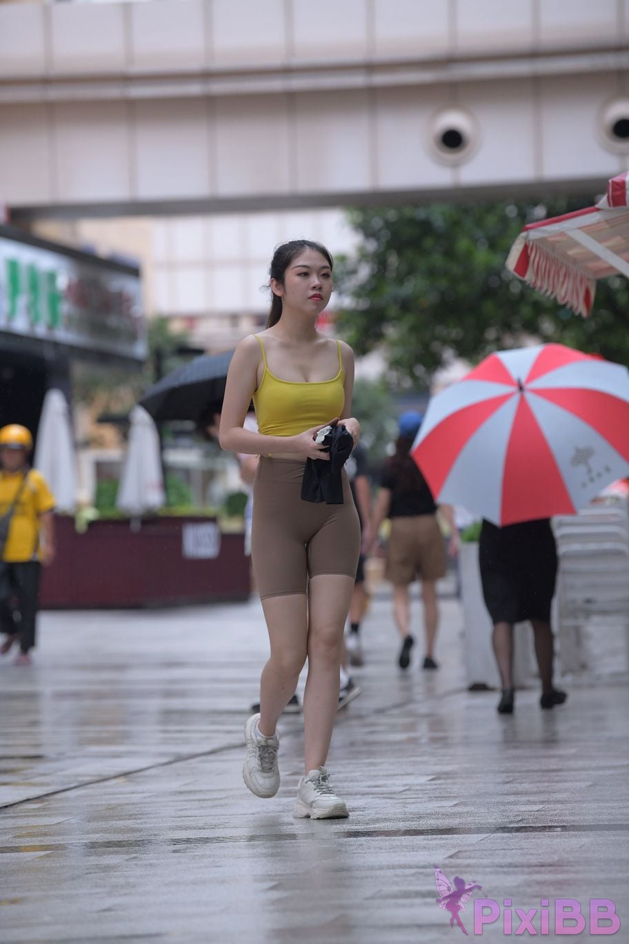 Featured Street Photography Works No.6032 Beautiful beauty in yellow suspenders and super tight pants PixiBB.COM 376