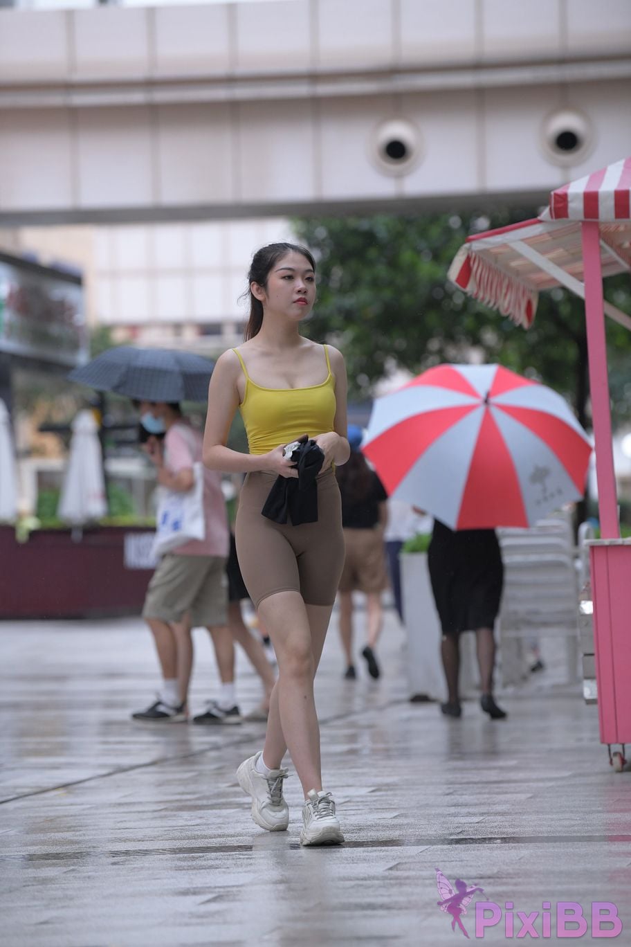 Featured Street Photography Works No.6032 Beautiful beauty in yellow suspenders and super tight pants PixiBB.COM 378
