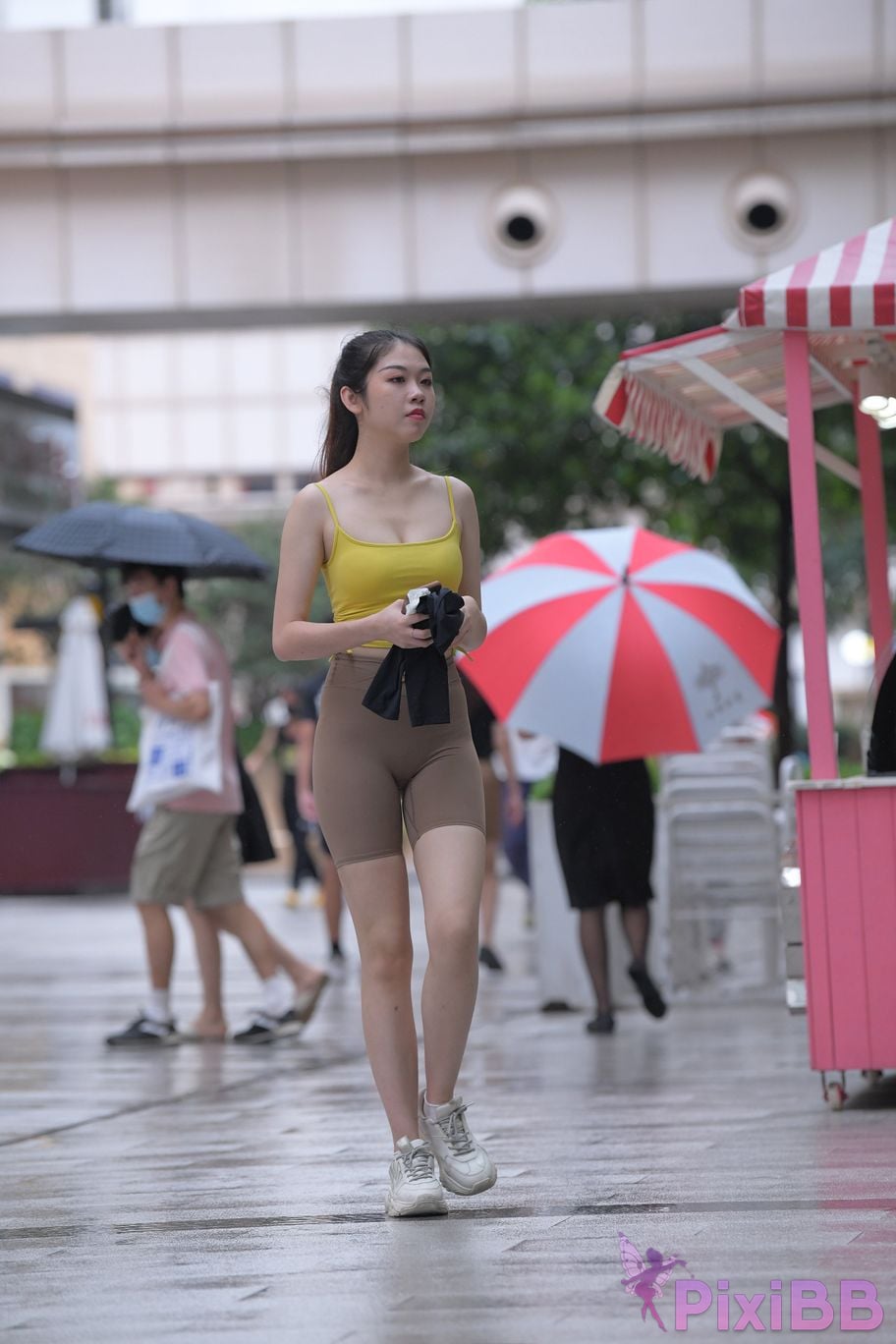 Featured Street Photography Works No.6032 Beautiful beauty in yellow suspenders and super tight pants PixiBB.COM 379