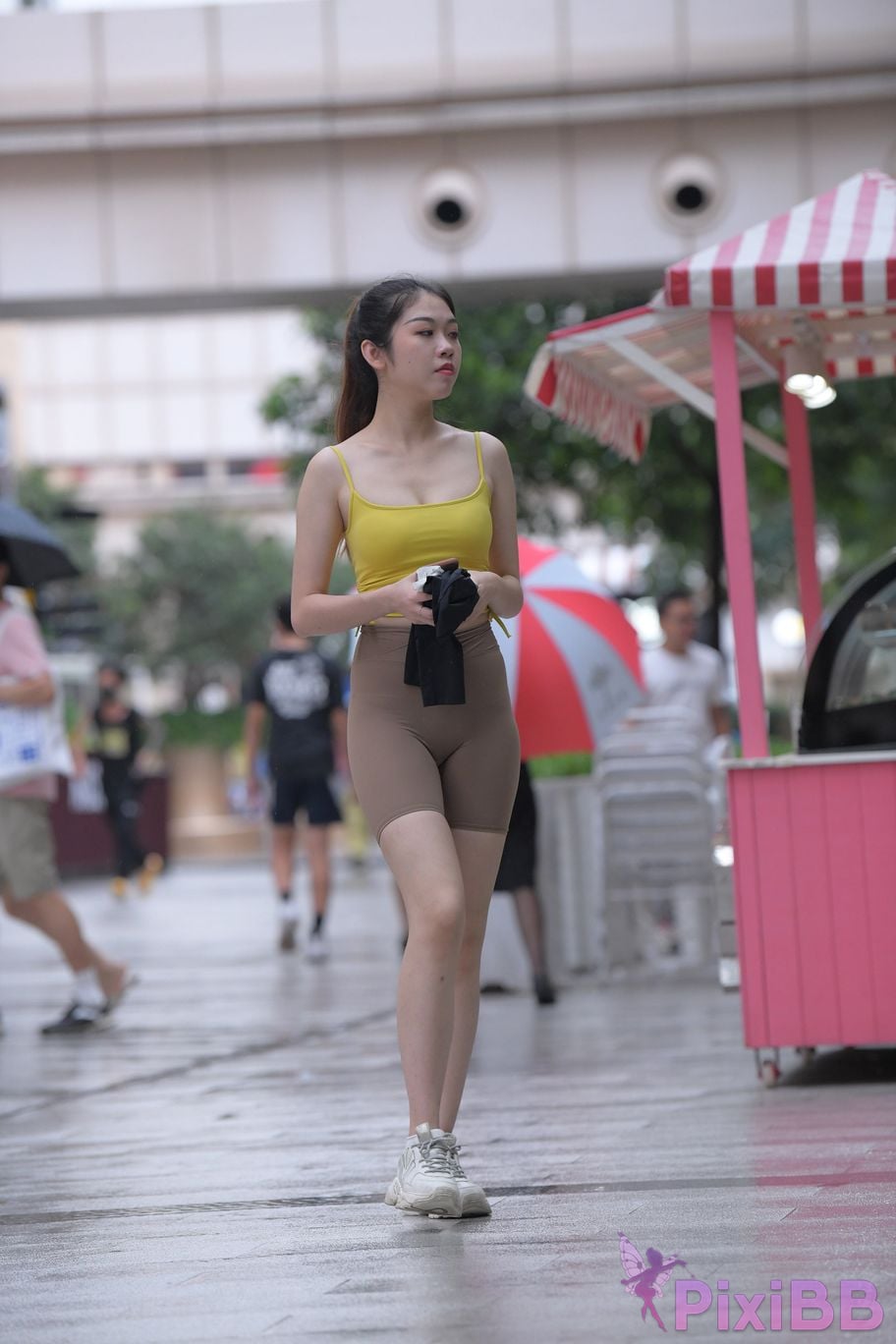 Featured Street Photography Works No.6032 Beautiful beauty in yellow suspenders and super tight pants PixiBB.COM 382