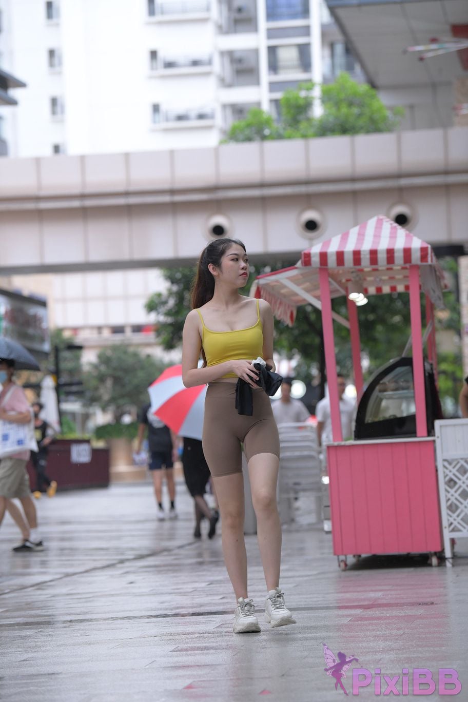Featured Street Photography Works No.6032 Beautiful beauty in yellow suspenders and super tight pants PixiBB.COM 383