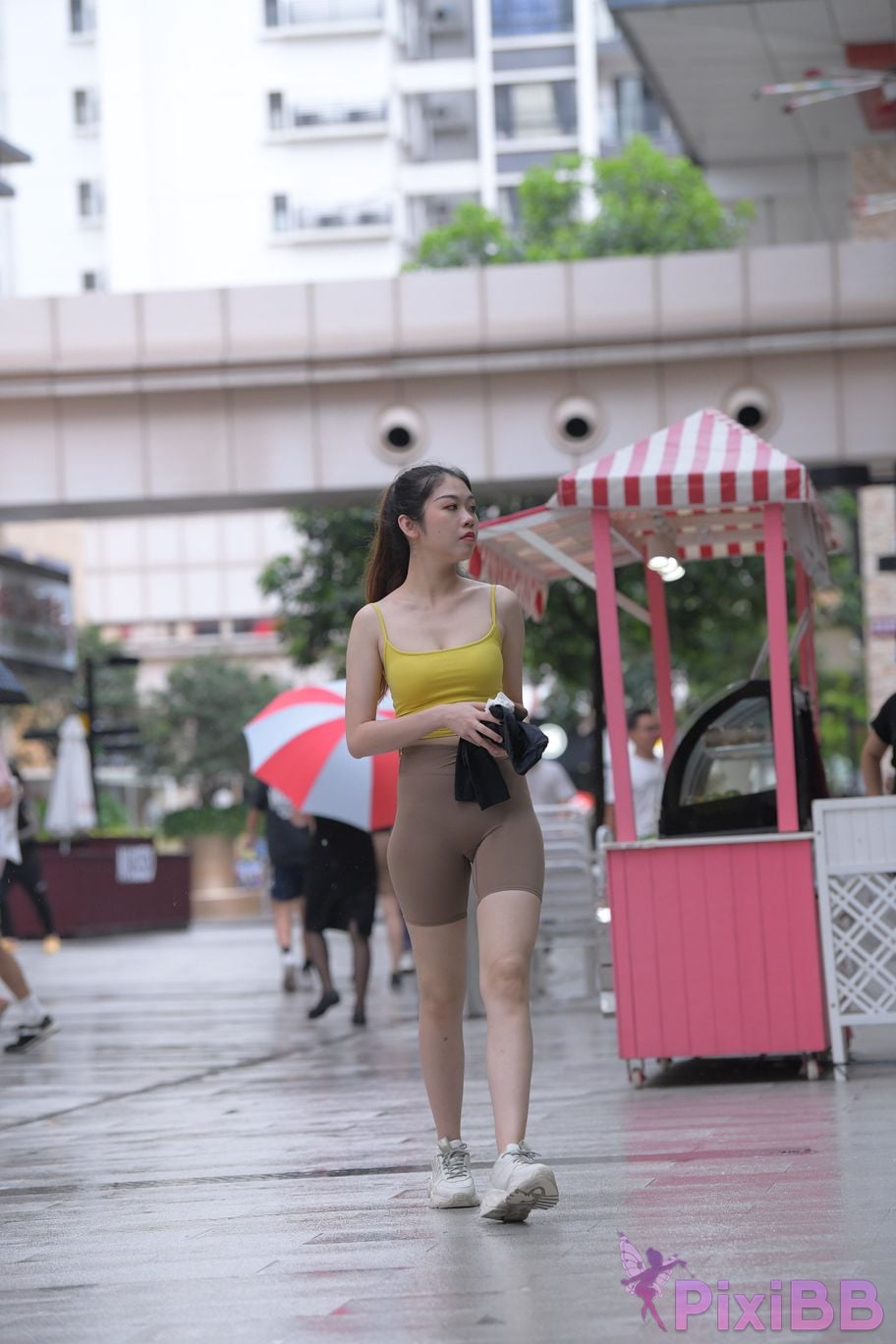 Featured Street Photography Works No.6032 Beautiful beauty in yellow suspenders and super tight pants PixiBB.COM 384
