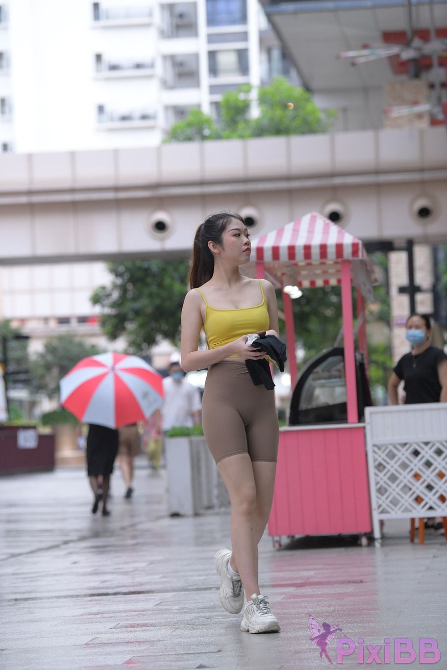 Featured Street Photography Works No.6032 Beautiful beauty in yellow suspenders and super tight pants PixiBB.COM 388