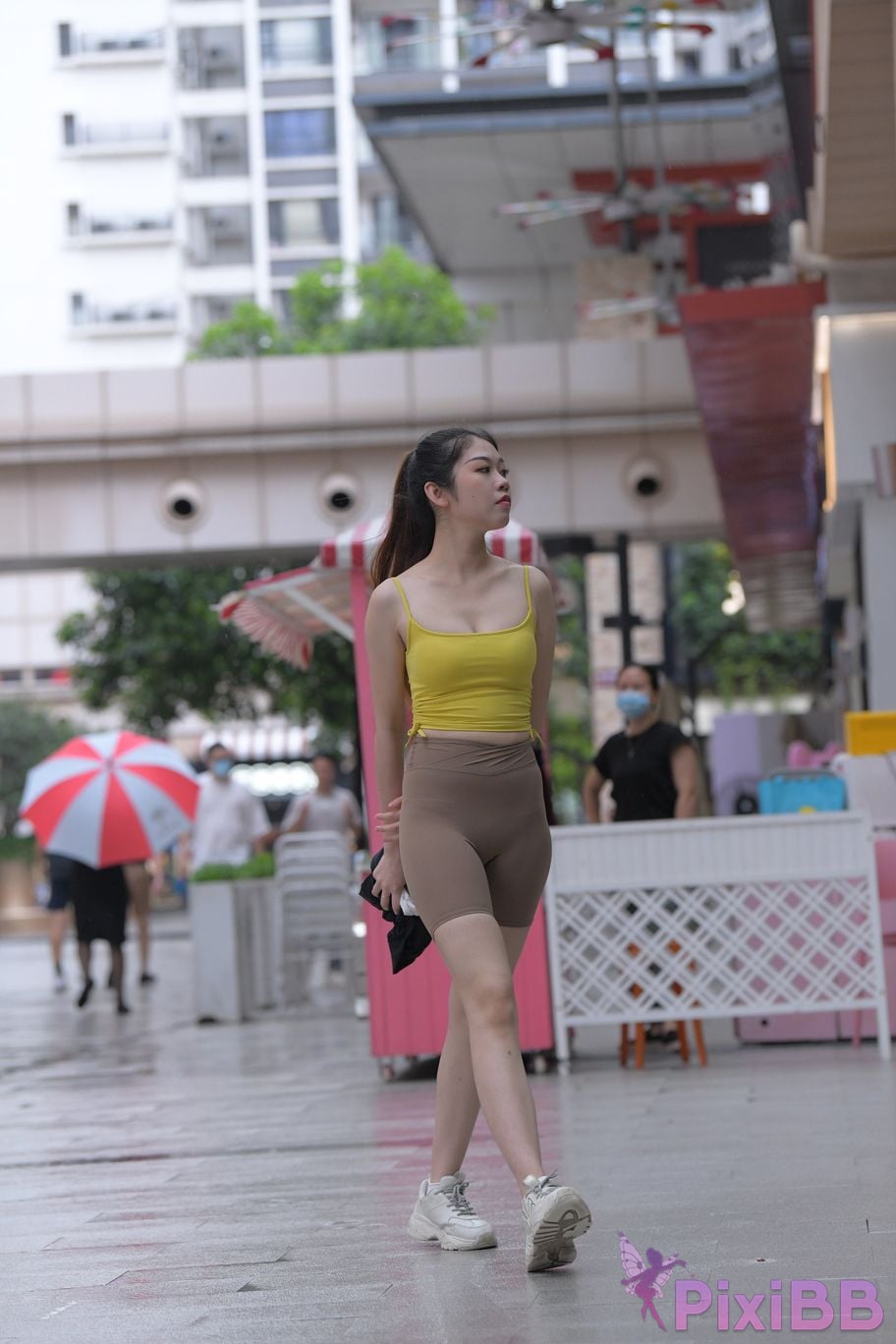 Featured Street Photography Works No.6032 Beautiful beauty in yellow suspenders and super tight pants PixiBB.COM 390