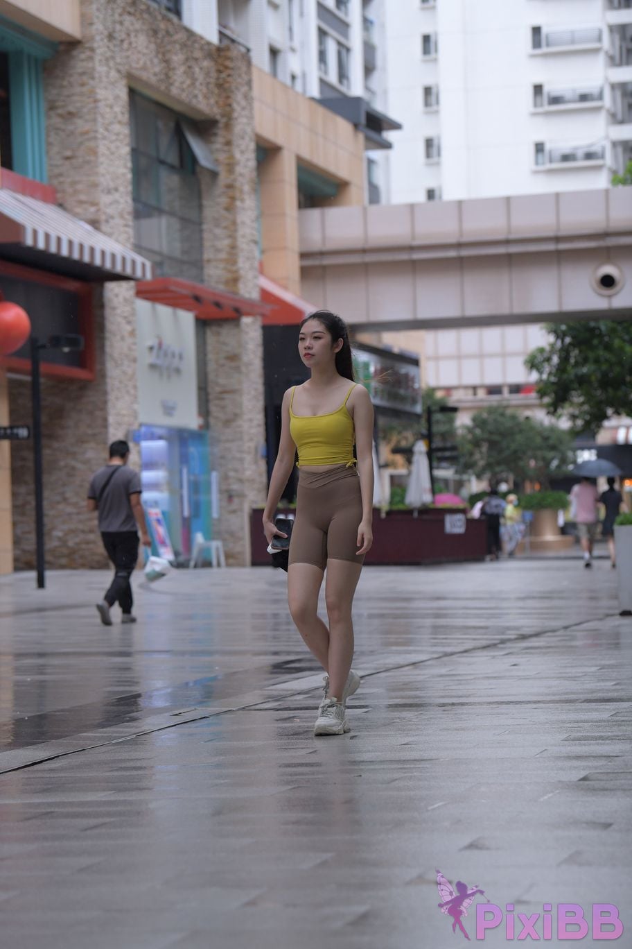 Featured Street Photography Works No.6032 Beautiful beauty in yellow suspenders and super tight pants PixiBB.COM 392