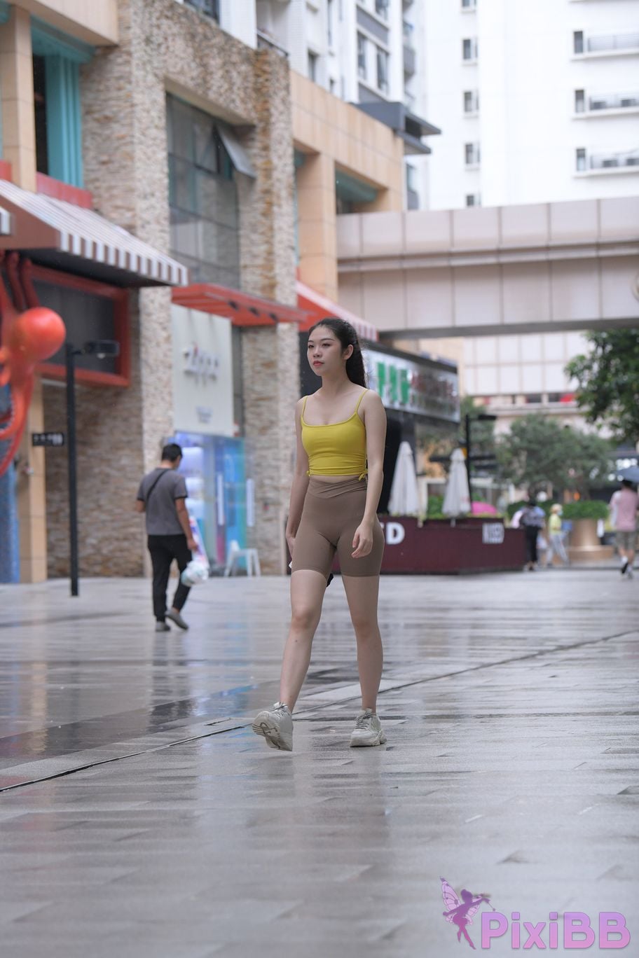 Featured Street Photography Works No.6032 Beautiful beauty in yellow suspenders and super tight pants PixiBB.COM 393