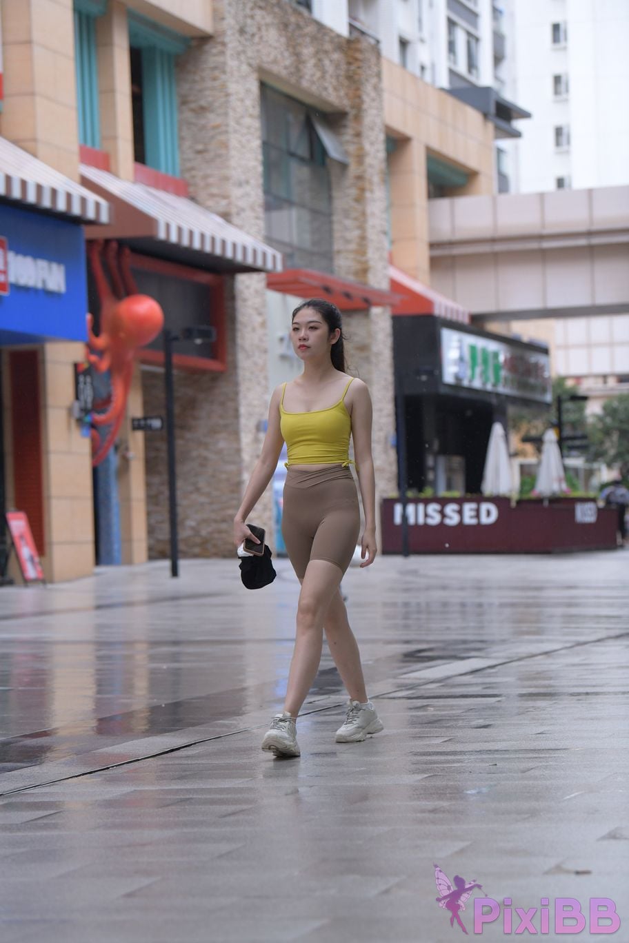 Featured Street Photography Works No.6032 Beautiful beauty in yellow suspenders and super tight pants PixiBB.COM 396