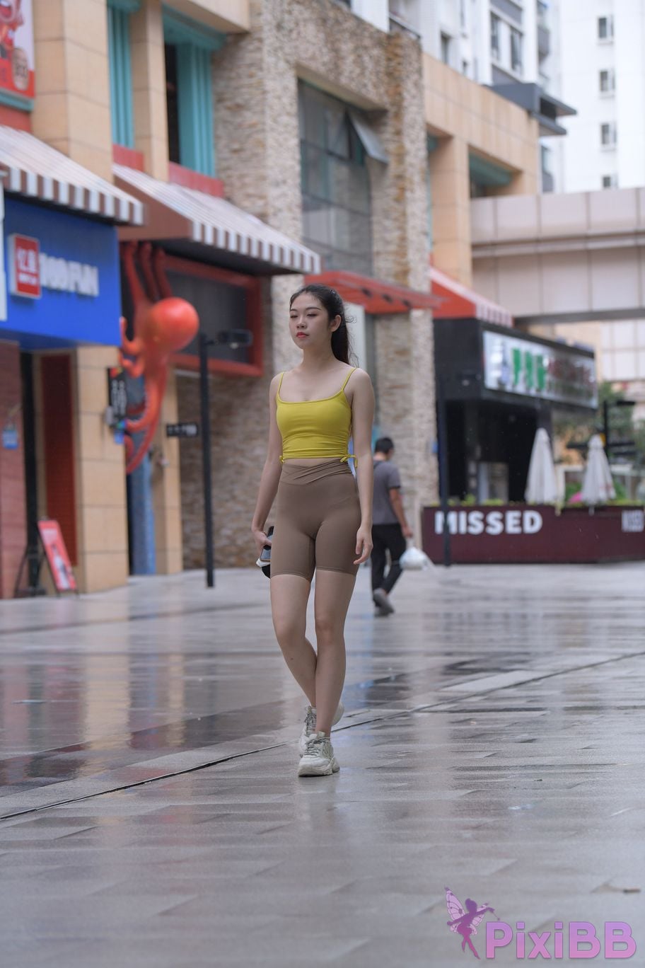 Featured Street Photography Works No.6032 Beautiful beauty in yellow suspenders and super tight pants PixiBB.COM 397