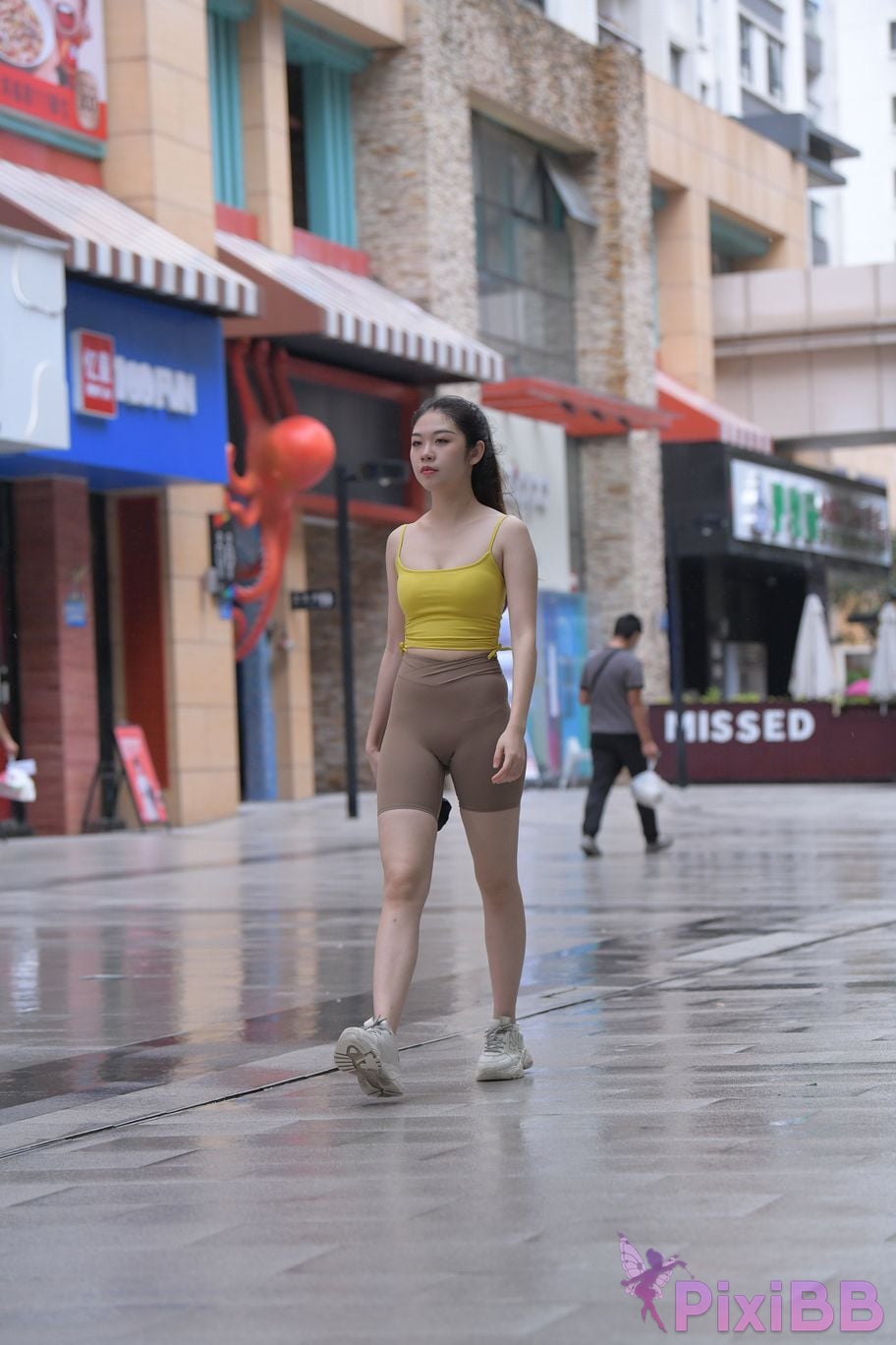 Featured Street Photography Works No.6032 Beautiful beauty in yellow suspenders and super tight pants PixiBB.COM 398