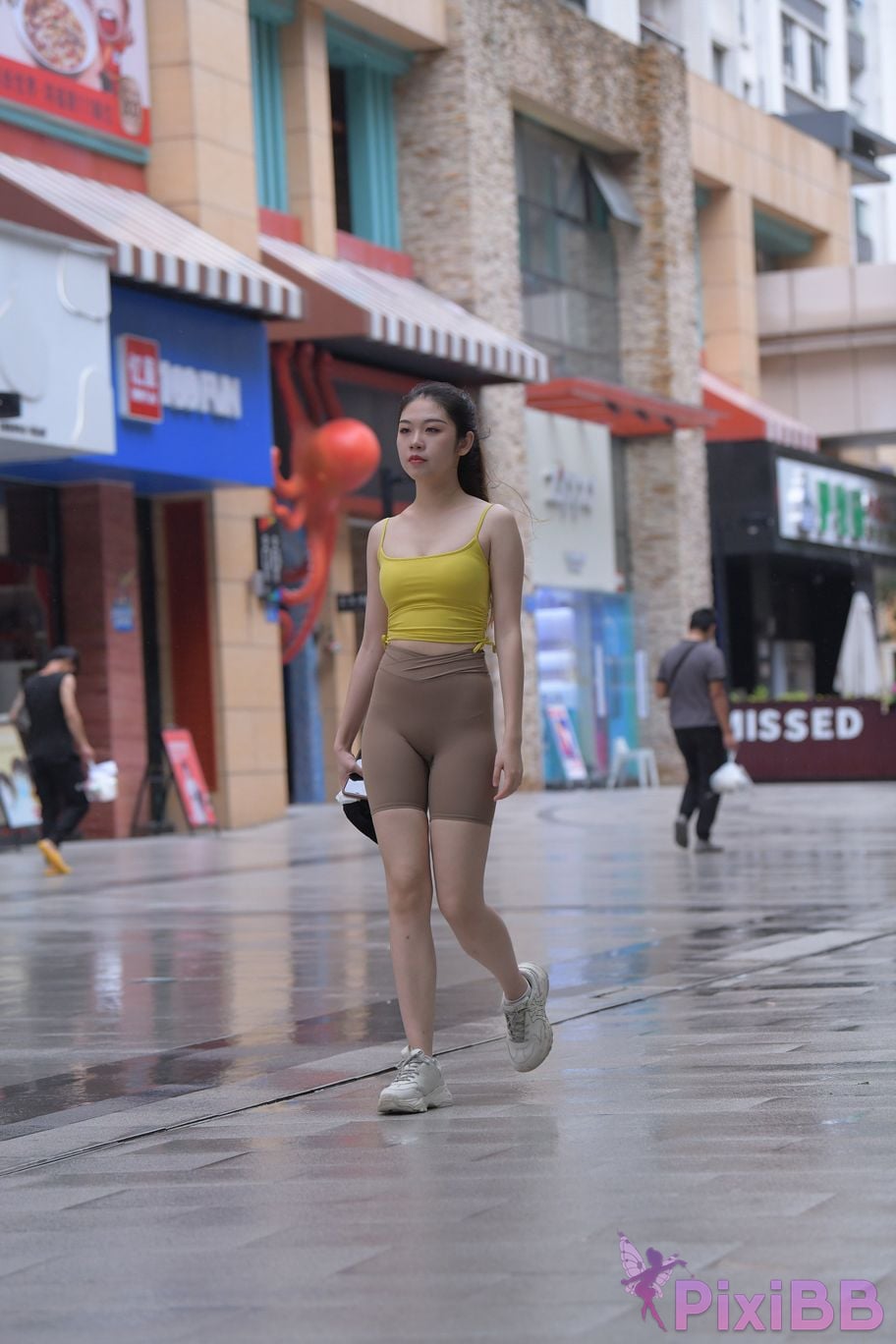 Featured Street Photography Works No.6032 Beautiful beauty in yellow suspenders and super tight pants PixiBB.COM 399