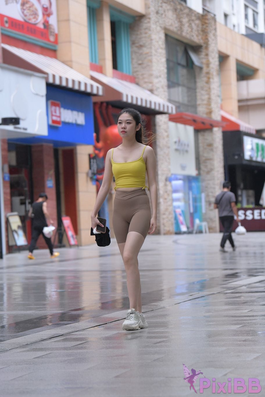 Featured Street Photography Works No.6032 Beautiful beauty in yellow suspenders and super tight pants PixiBB.COM 400
