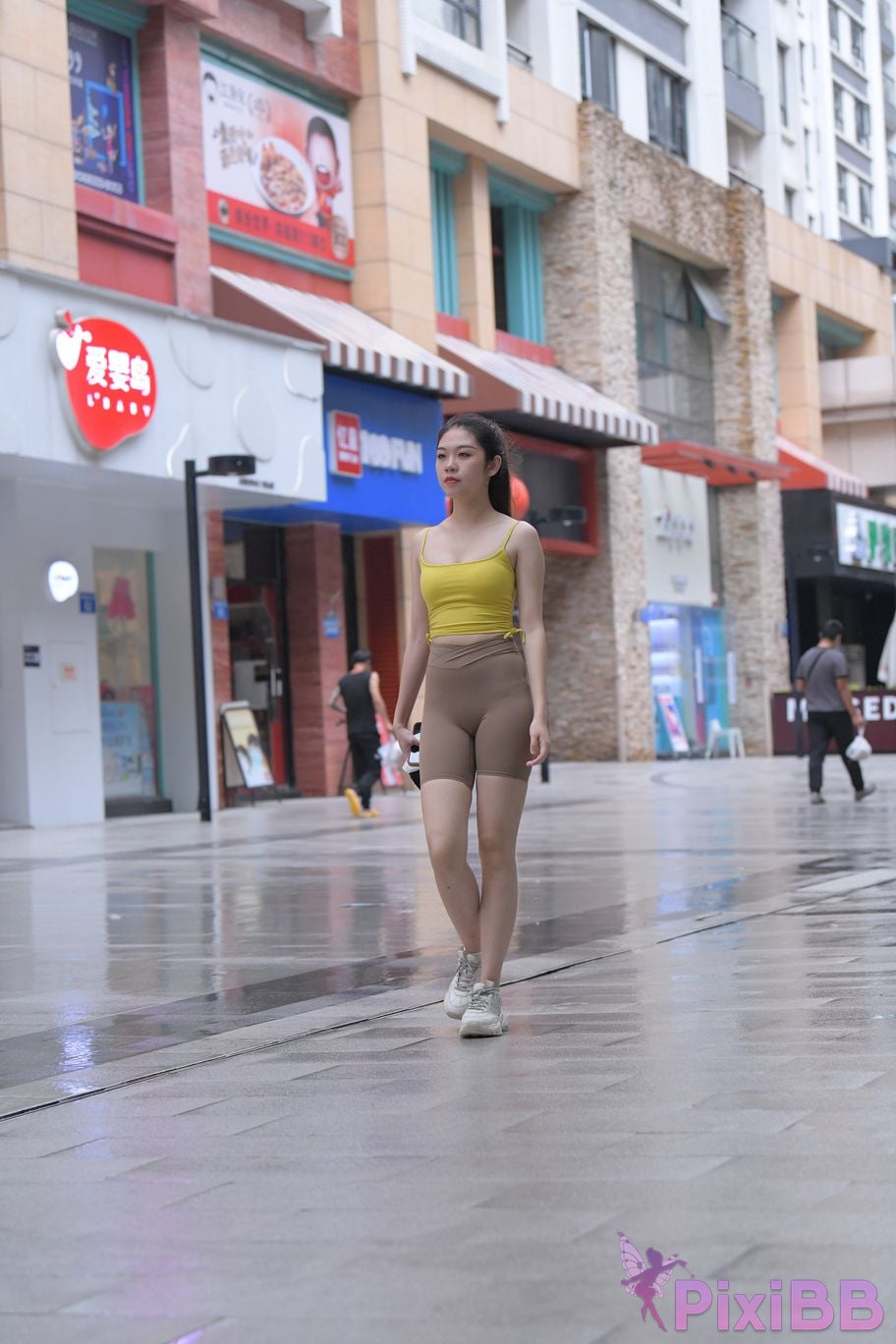 Featured Street Photography Works No.6032 Beautiful beauty in yellow suspenders and super tight pants PixiBB.COM 401