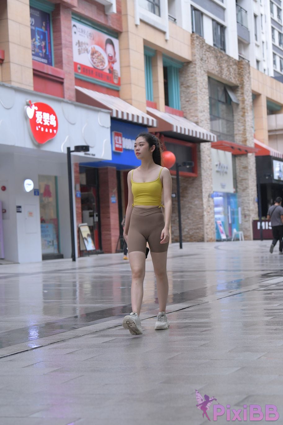 Featured Street Photography Works No.6032 Beautiful beauty in yellow suspenders and super tight pants PixiBB.COM 402