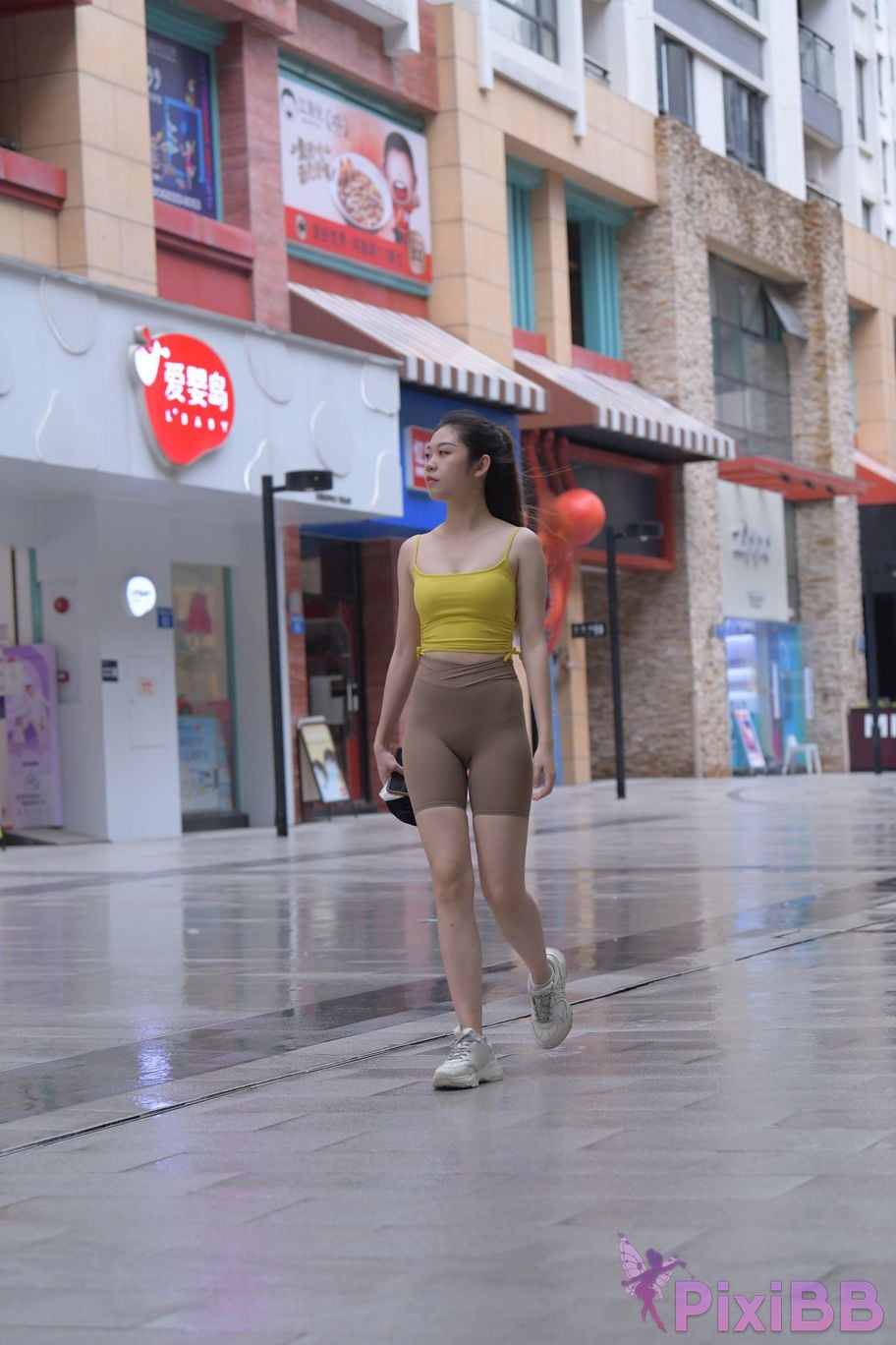 Featured Street Photography Works No.6032 Beautiful beauty in yellow suspenders and super tight pants PixiBB.COM 403