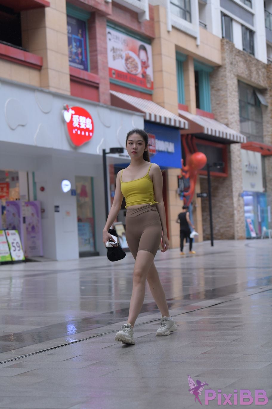 Featured Street Photography Works No.6032 Beautiful beauty in yellow suspenders and super tight pants PixiBB.COM 405