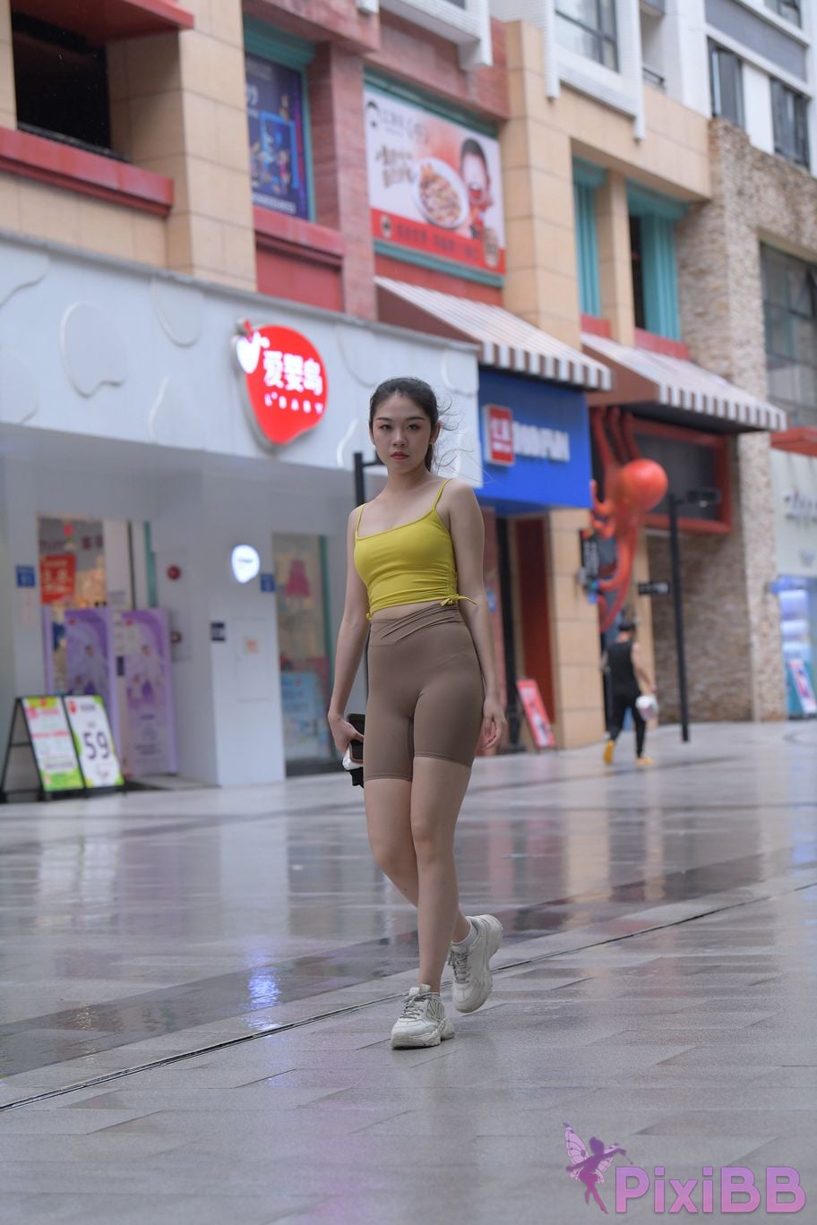 Featured Street Photography Works No.6032 Beautiful beauty in yellow suspenders and super tight pants PixiBB.COM 406