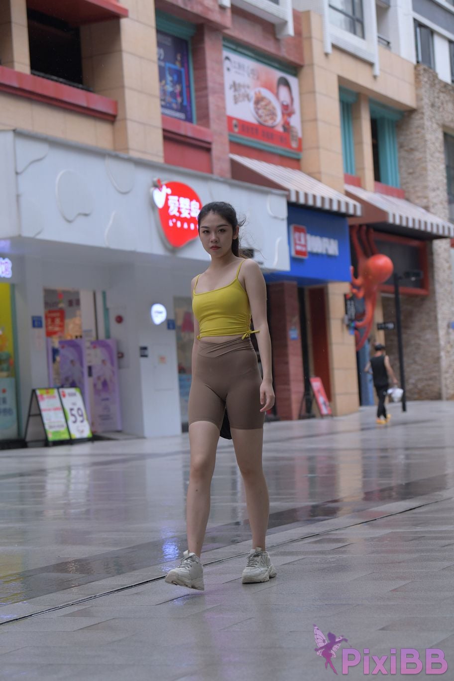 Featured Street Photography Works No.6032 Beautiful beauty in yellow suspenders and super tight pants PixiBB.COM 407