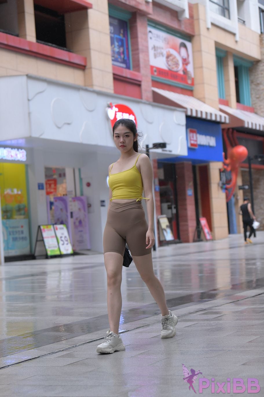 Featured Street Photography Works No.6032 Beautiful beauty in yellow suspenders and super tight pants PixiBB.COM 408