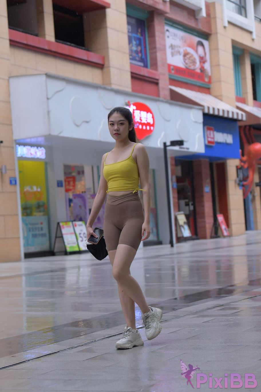 Featured Street Photography Works No.6032 Beautiful beauty in yellow suspenders and super tight pants PixiBB.COM 409
