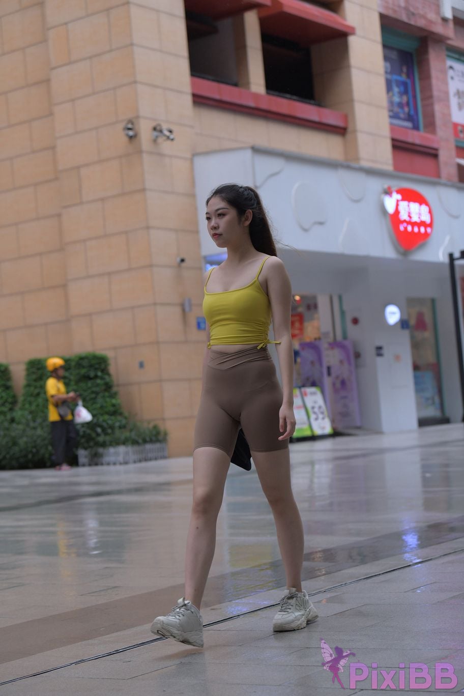 Featured Street Photography Works No.6032 Beautiful beauty in yellow suspenders and super tight pants PixiBB.COM 411