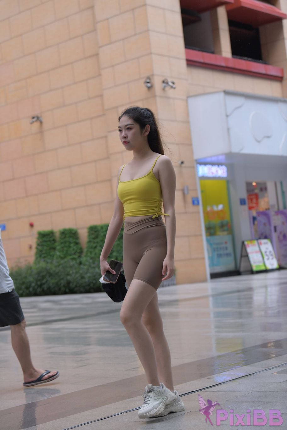 Featured Street Photography Works No.6032 Beautiful beauty in yellow suspenders and super tight pants PixiBB.COM 413