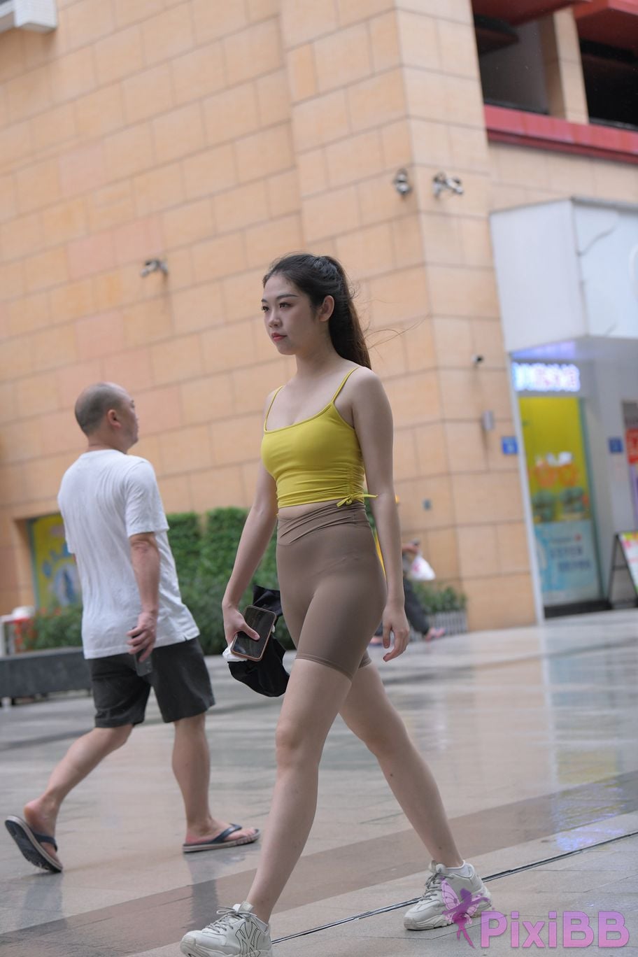 Featured Street Photography Works No.6032 Beautiful beauty in yellow suspenders and super tight pants PixiBB.COM 414