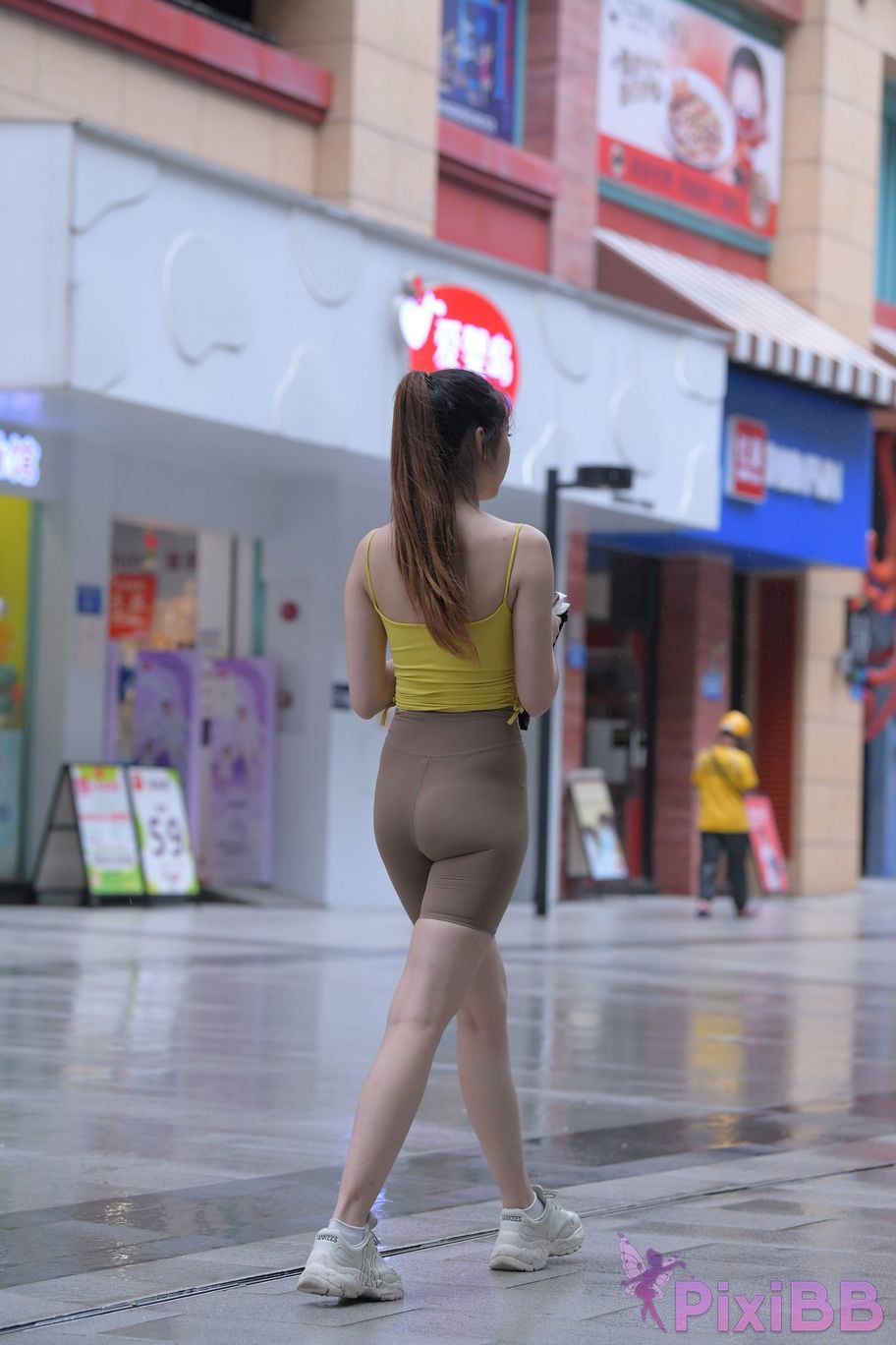 Featured Street Photography Works No.6032 Beautiful beauty in yellow suspenders and super tight pants PixiBB.COM 431