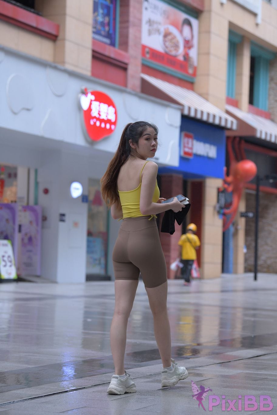 Featured Street Photography Works No.6032 Beautiful beauty in yellow suspenders and super tight pants PixiBB.COM 433