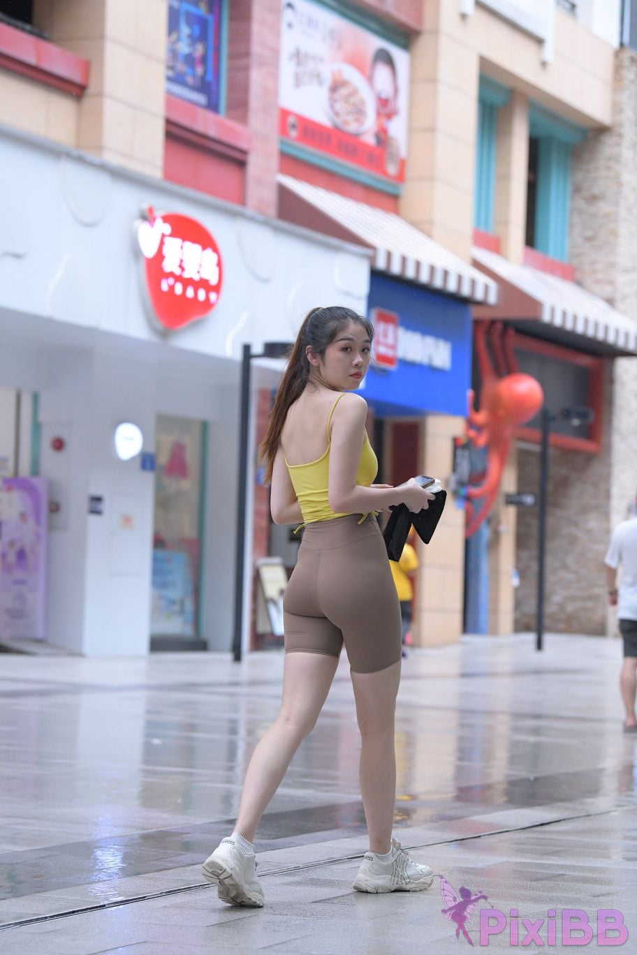 Featured Street Photography Works No.6032 Beautiful beauty in yellow suspenders and super tight pants PixiBB.COM 434