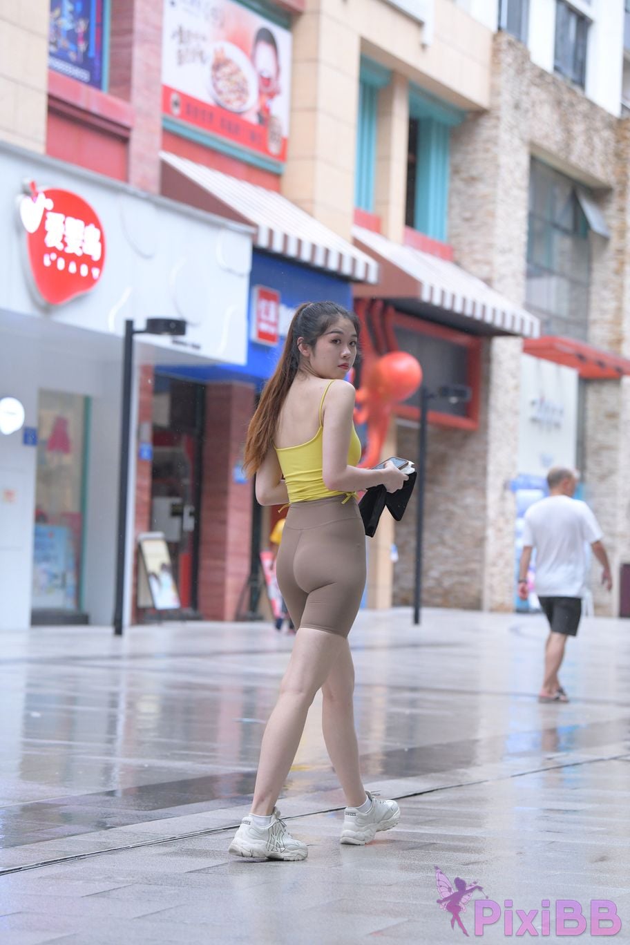 Featured Street Photography Works No.6032 Beautiful beauty in yellow suspenders and super tight pants PixiBB.COM 436