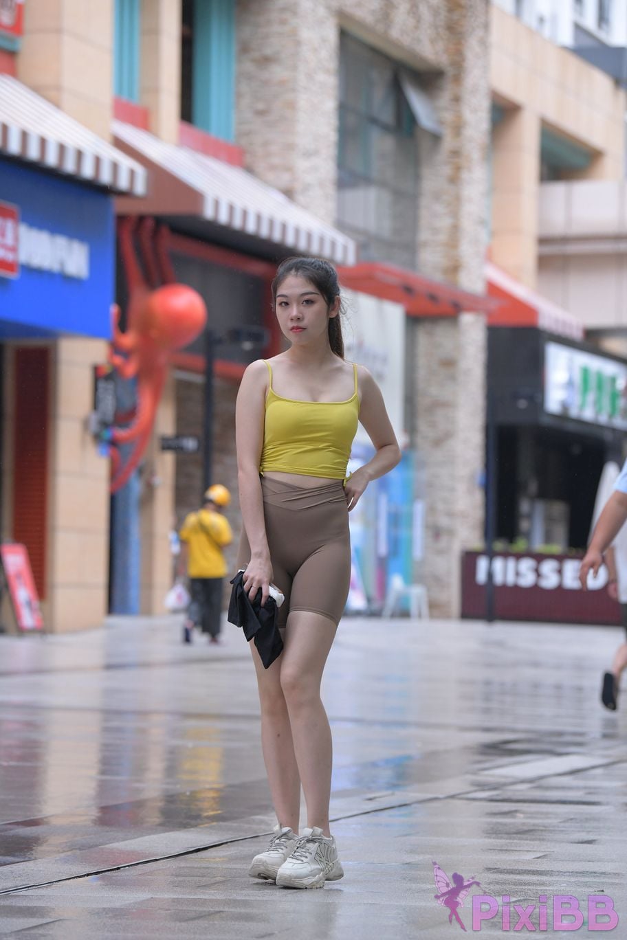 Featured Street Photography Works No.6032 Beautiful beauty in yellow suspenders and super tight pants PixiBB.COM 443